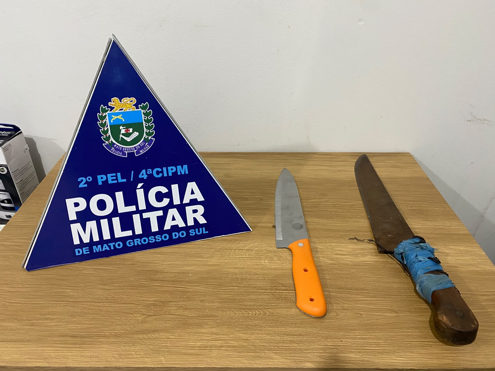 Homem é preso após atear fogo em residência e perseguir mulher com duas facas em Costa Rica