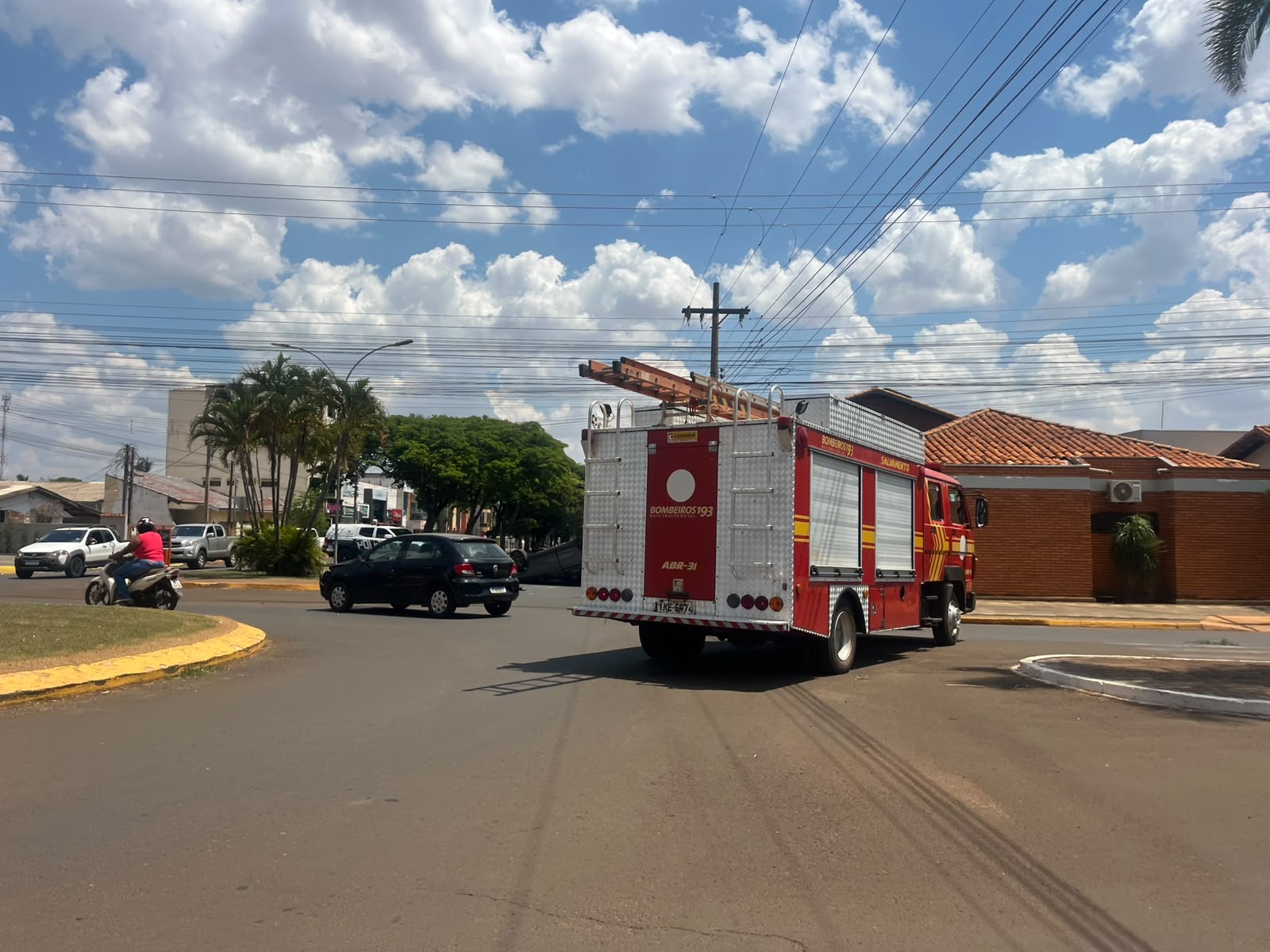 Colisão em rotatória deixa Peugeot capotado em Chapadão do Sul