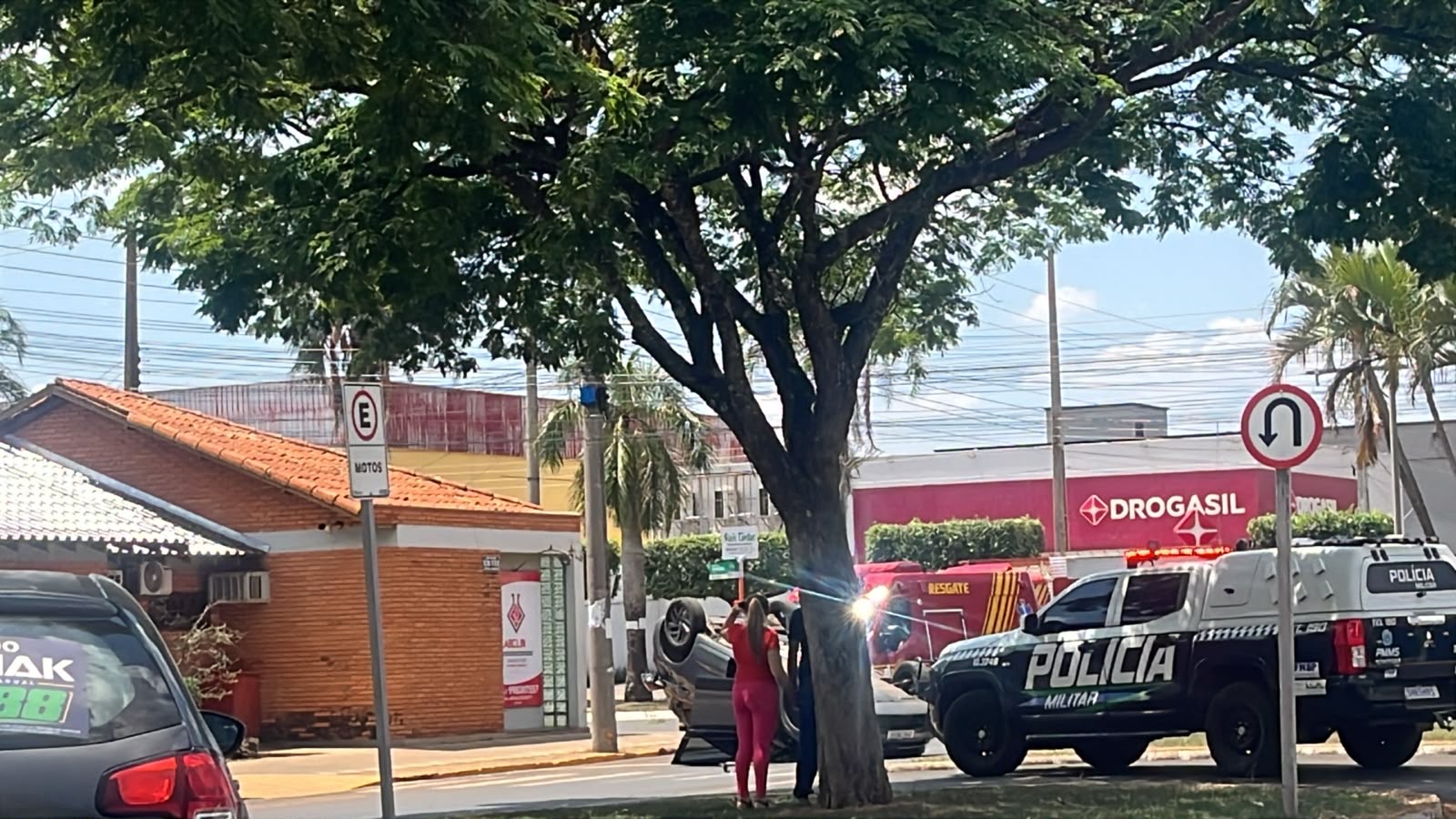 Colisão em rotatória deixa Peugeot capotado em Chapadão do Sul