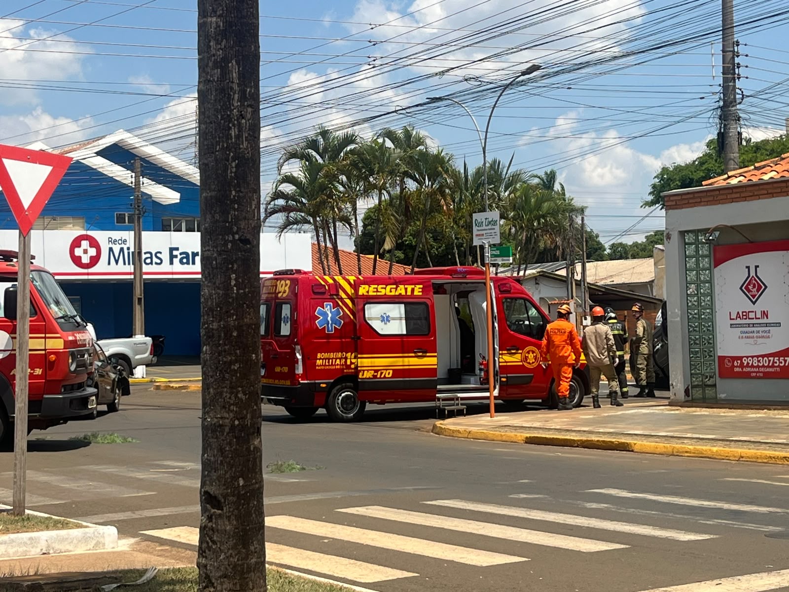 Colisão em rotatória deixa Peugeot capotado em Chapadão do Sul