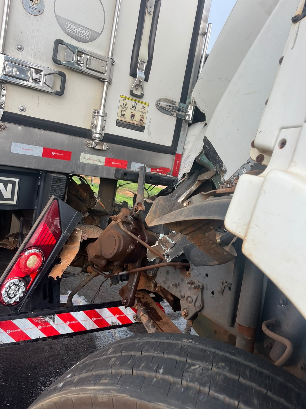 Colisão entre dois caminhões na MS-306, entre Costa Rica e Chapadão do Sul, deixa apenas danos materiais