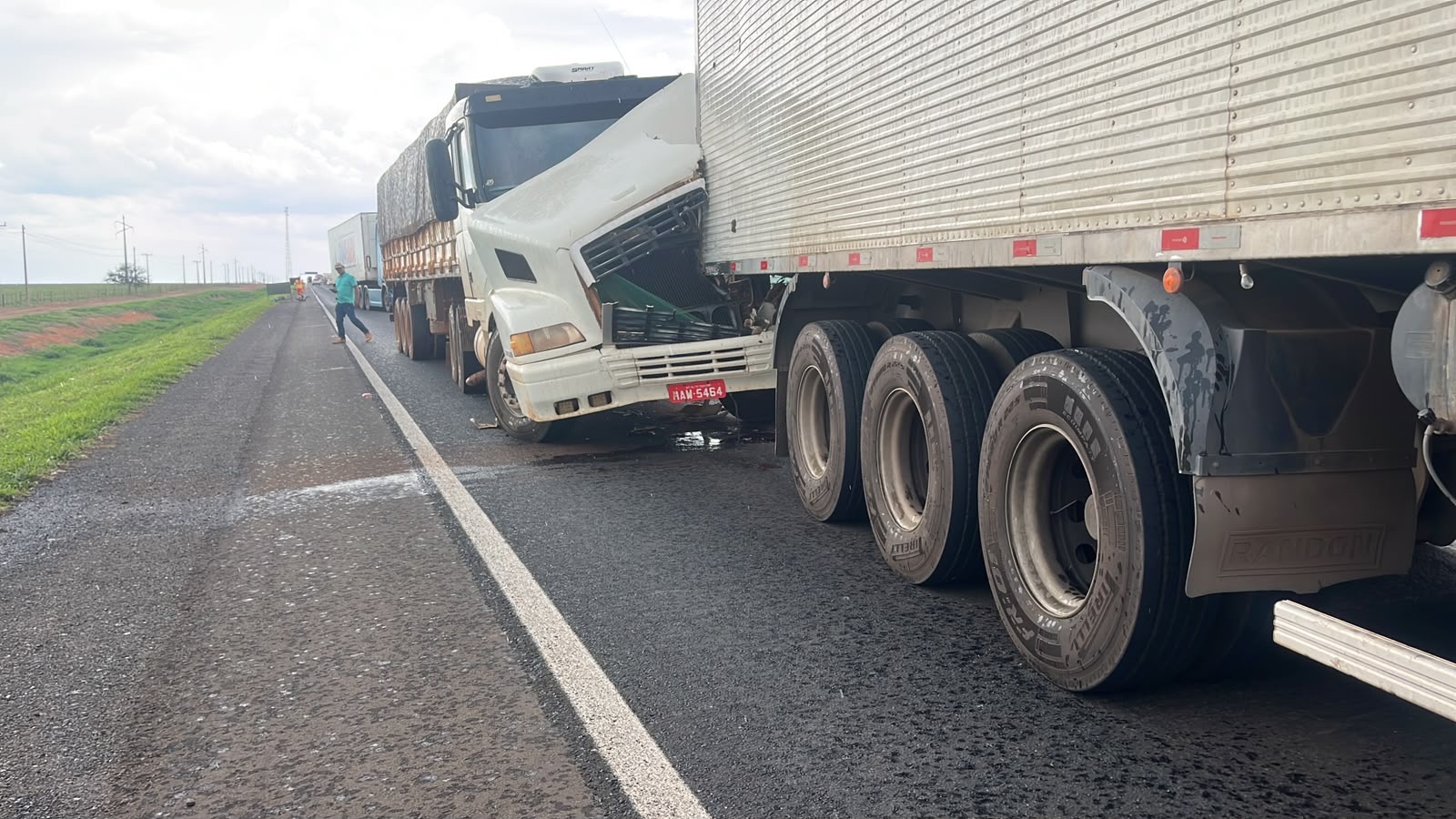 Colisão entre dois caminhões na MS-306, entre Costa Rica e Chapadão do Sul, deixa apenas danos materiais