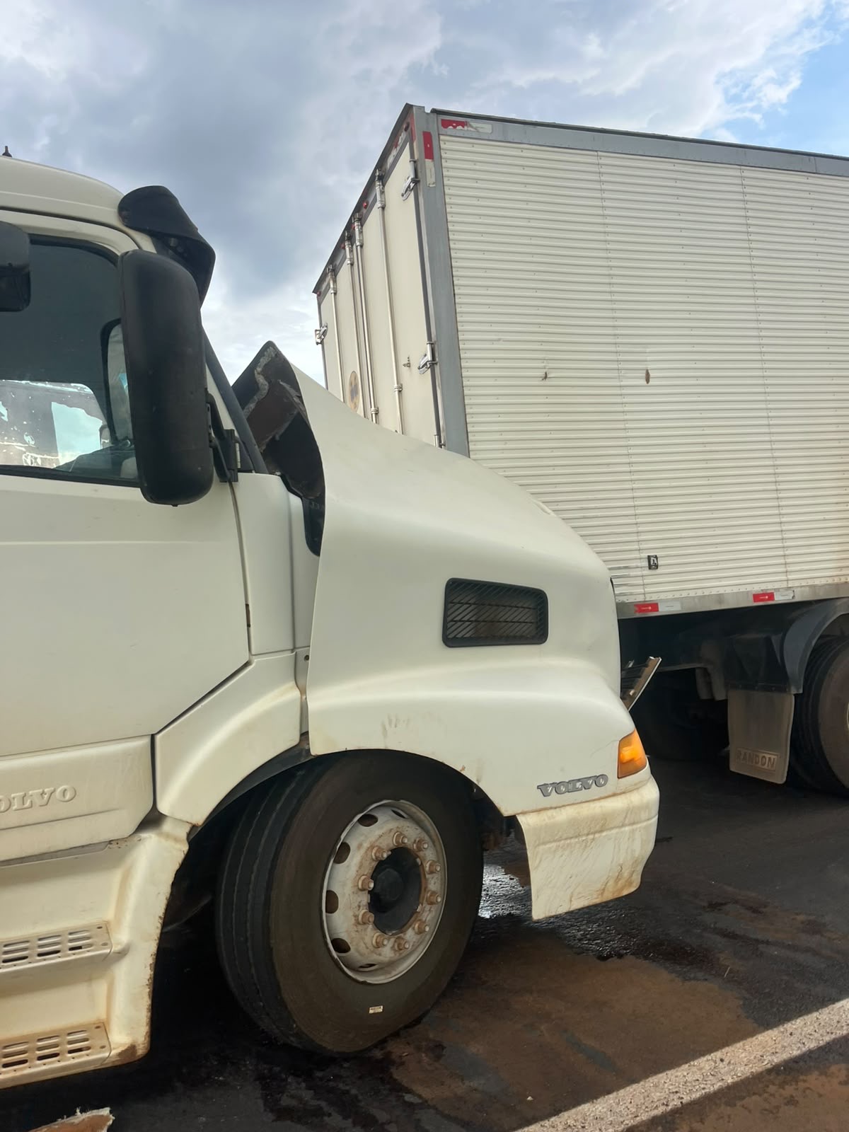 Colisão entre dois caminhões na MS-306, entre Costa Rica e Chapadão do Sul, deixa apenas danos materiais