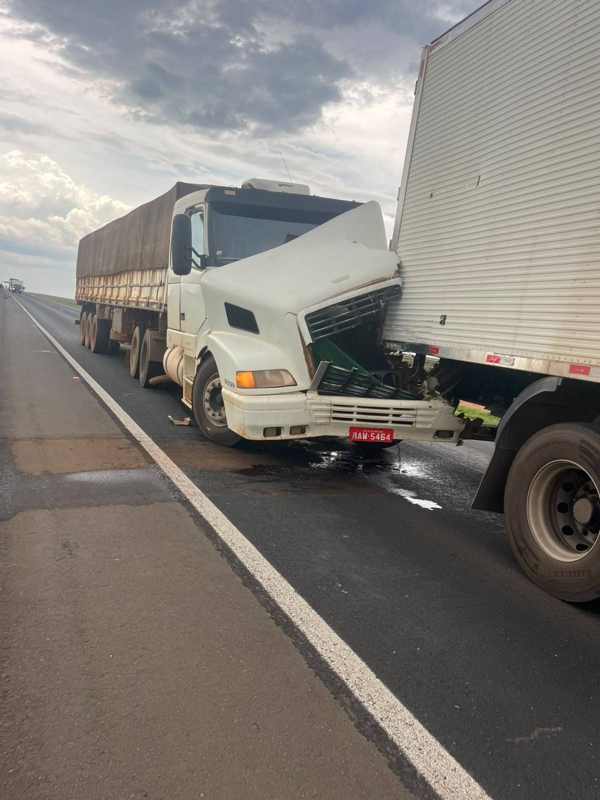 Colisão entre dois caminhões na MS-306, entre Costa Rica e Chapadão do Sul, deixa apenas danos materiais